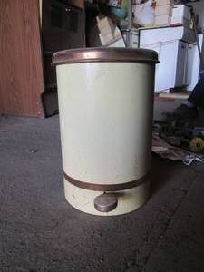 lot 37 image: Vintage beauty can...