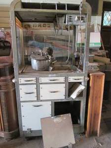 lot 45 image: Delicious pop corn popper with orig...