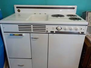 lot 202 image: Dwyer Kitchen Electric Range with R...