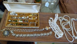 lot 238 image: Jewelry Box and contents of Vintage...