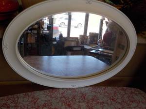 lot 252 image: Oval Mirror- can be hung either way...
