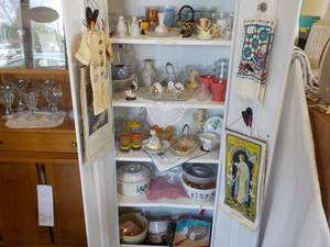 lot 286 image: Contents of White Metal Cabinet- se...