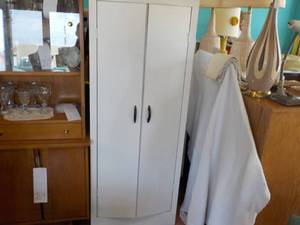 lot 287 image: 2 door White Metal Cabinet-  (conte...
