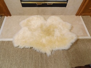 lot 4 image: Genuine Sheepskin Rug