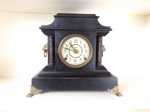 lot 30 image: Antique Wood&nbspMantle Clock with Brass Accents