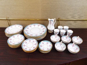 lot 73 image: Antique Minton 47 Piece Persian Rose Porcelaine China