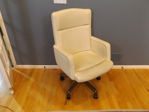 lot 84 image: Cream Color Leather Rolling Office Chair