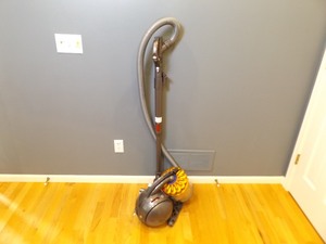 lot 87 image: Working Dyson Vacuum