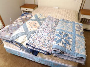 lot 90 image: 4 Vintage Hand Made Quilts