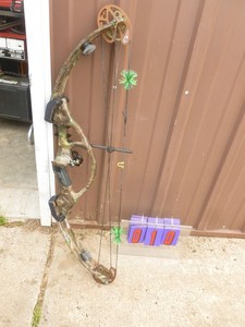 lot 10 image: Hyot ZR200 compound bow. 50 - 60 lbs. 28 - 30 draw. Like new. As shown.