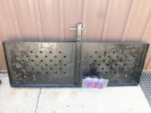 lot 26 image: Steel receiver mount cargo platform. As shown.