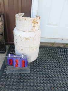 lot 28 image: 30 lb LP tanks. New style valve. Good condition. As shown.