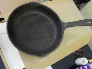 lot 8 image: Cast Iron Wagners Cookware 8 Skil...