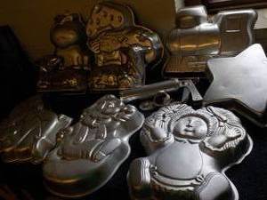 lot 51 image: Cake Molds...