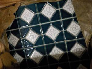 lot 146 image: Traditional Designs Glazed Ceramic ...