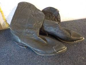 lot 95 image: Cowboy boots guessing size Mens 1...