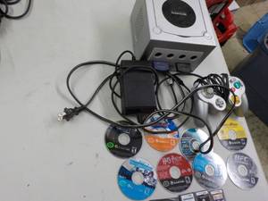 lot 186 image: Nintendo Game Cube and Games...