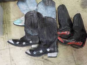 lot 212 image: Cowboy boots guessing size Mens 1...