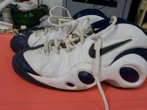 lot 213 image: Mens Size 13 Nike Tennis Shoes...