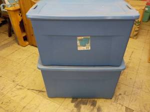 lot 221 image: 2-35 Gallon Sterlite Tubs with Cove...