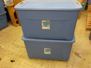 lot 222 image: 2-35 Gallon Sterlite Tubs with Cove...