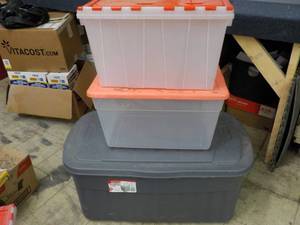 lot 224 image: Rubbermaid XL Tub with Cover and 2 ...