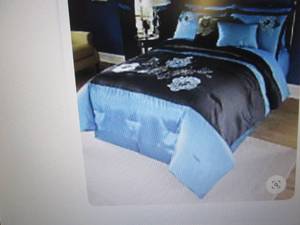 lot 29 image: 10 pc Full Marianne Comforter Set o...