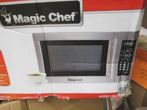 lot 115 image: 1.3 cu ft 1000 watts Magic Chef Mic...