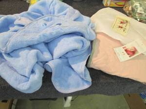 lot 228 image: Cocooi Blanket, Hood Bath Towel Y2 ...