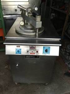 lot 99 image: Rich-O Pressurized Fry Kettle (NSF) Flavor Crisper