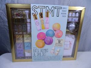 lot 16 image: New Large Bath Bomb and Spa DIY Set