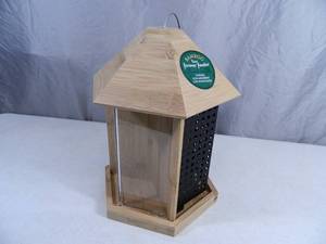 lot 39 image: New Perky Pet Bamboo Forever Feeder