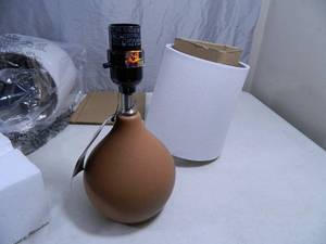 lot 40 image: 2 New Pretty Table Lamps