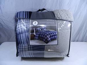 lot 45 image: New 3 Pc Full  Queen Comforter Set