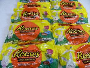 lot 91 image: 10 New 11 oz Bags of Reese Miniature Peanut Butter Cups
