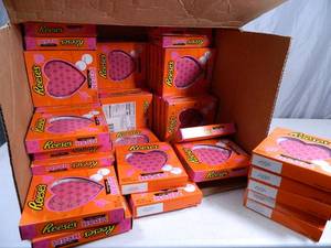 lot 96 image: 50 New Large 5 oz Reese Peanut Butter Hearts