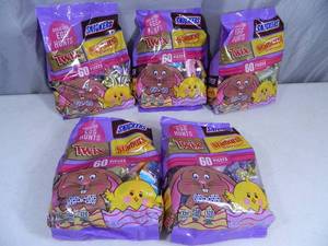 lot 109 image: 5 New 1 lb 4.93 oz Bags of Candy