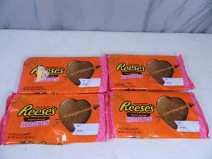 lot 157 image: 8 New Giant Reese Hearts