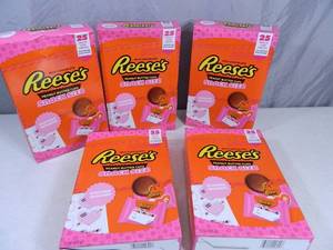 lot 164 image: 125 Snack Sized Reese Peanut Butter Cups