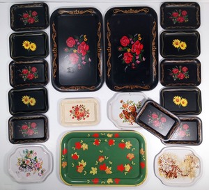lot 316 image: Set of 18 Vintage Toleware Platters and Coasters