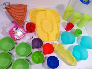 lot 318 image: Plastic Dining and Food Storage Set