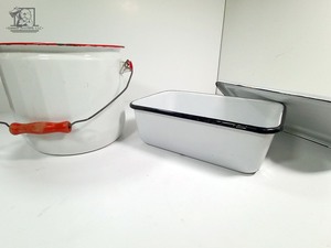 lot 329 image: Vintage White Enamel Cast Iron Set