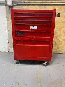 lot 1 image: SNAP-ON Rolling tool chest.