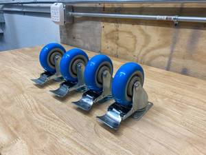 lot 9 image: Set of 4 locking casters