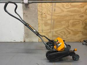 lot 40 image: FISKARS 18 in. Cut Manual Push Non-Electric Walk Behind Reel Mower