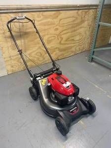 lot 61 image: HONDA 21 in. Steel Deck Gas Walk Behind Self Propelled Mower with Clip Director
