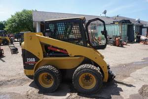 lot 2 image: 2005 Cat Model 236B2 Two Speed Skid Loader Skid Steer
