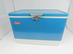 lot 17 image: Vintage Coleman Blue Cooler