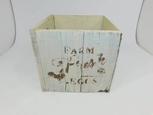 lot 49 image: Vintage Farm Fresh Eggs Crate