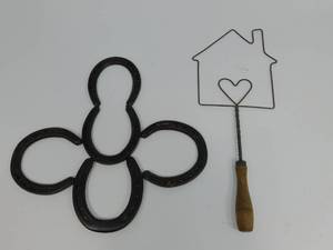 lot 130 image: Vintage Rug Beater  Horseshoe Decor
